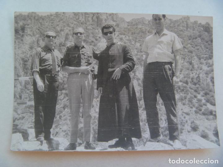 Fotograf&iacute;a antigua: FOTO DE GENTE CON CURA Y EX COMBATIENTE DIVISION AZUL
