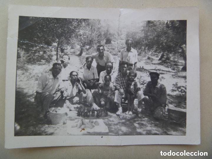 Fotograf&iacute;a antigua: FOTO DE JORNALEROS EN UN OLIVAR CON BOLLOS DE PAN Y BOTELLINES DE CERVEZA CRUZCAMPO