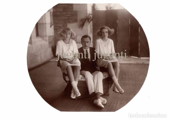 Fotograf&iacute;a antigua: Maria Cristina y Beatriz de Borb&oacute;n con D. Jesus Corcho Orga en el Palacio de la Magdalena.