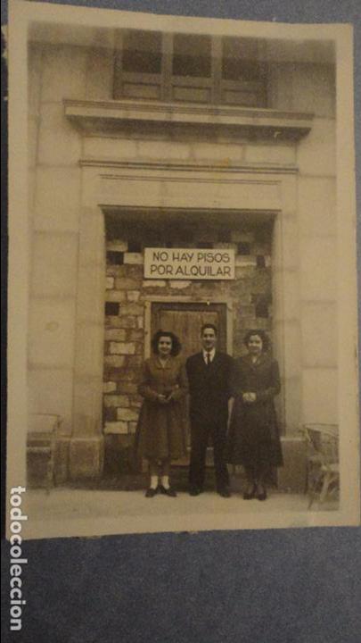Fotograf&iacute;a antigua: ANTIGUA FOTOGRAFIA.PERSONAS FRENTE A EDIFICIO CON ROTULO NO HAY PISOS POR ALQUILAR.BARCELONA.1951