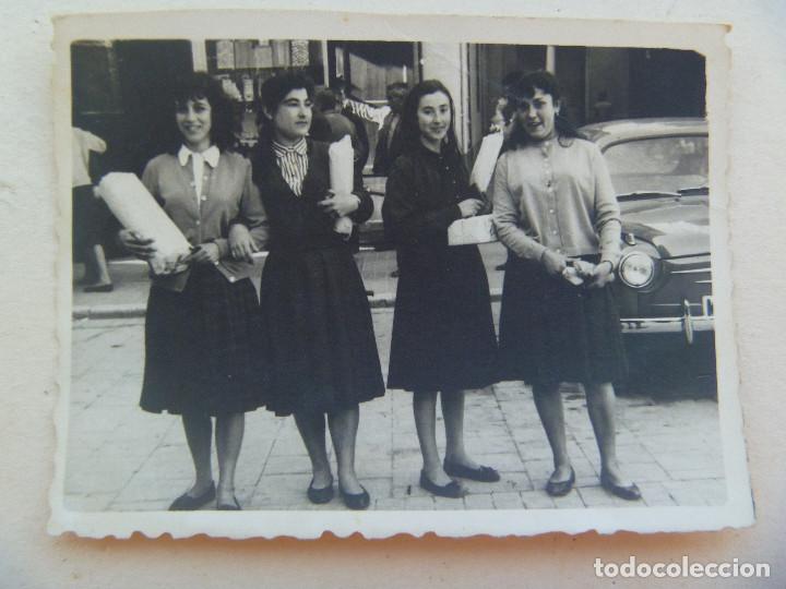 Fotografia antica: FOTO DE MUCHACHAS CON PAQUETES, UNA PARECE DE LUTO CON VELO , DETRAS SEAT 600
