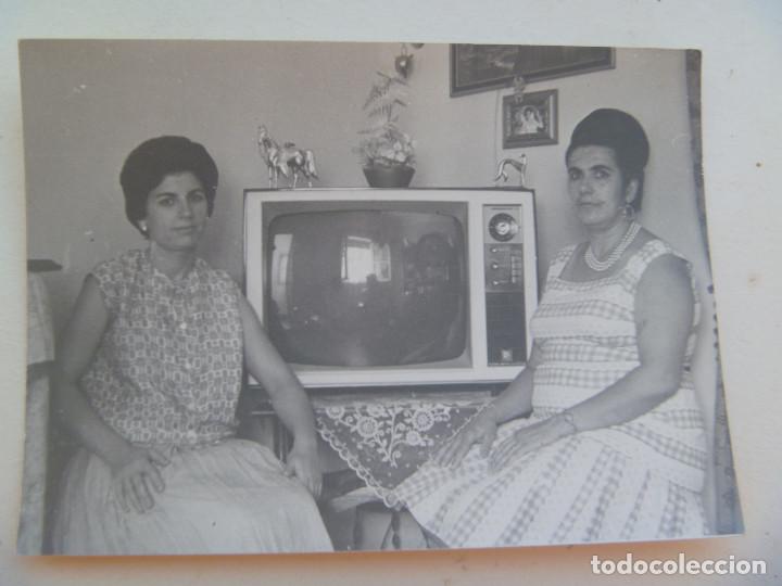 Fotografia antica: FOTO DE 3 AMIGAS ... EL TELEVISOR
