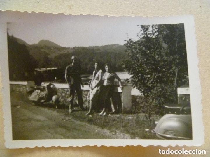 Fotograf&iacute;a antigua: FOTO DE GENTE EN POYETE DE CARRETERA CON MOTO VESPA. CAUSE DEL SELLA, 1960, CASCO MOTORISTA