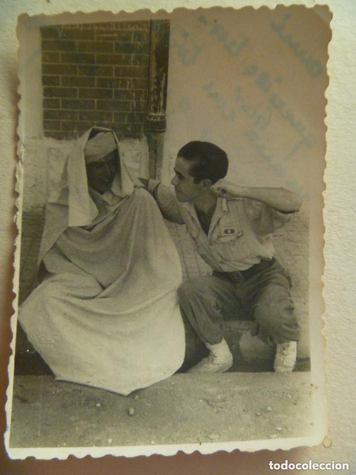 Fotograf&iacute;a antigua: LA LEGION : FOTO DE CABO LEGIONARIO SIMULANDO DAR UN PU&Ntilde;ETAZO A UN MORO. 1947