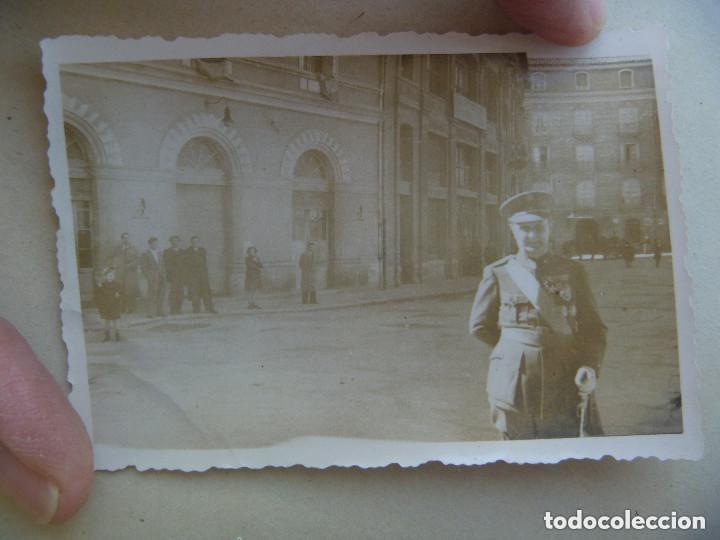 Fotograf&iacute;a antigua: FOTO DE UN GENERAL CON FAJIN , BANDA DE LA VICTORIA Y SABLE . A&Ntilde;OS 40