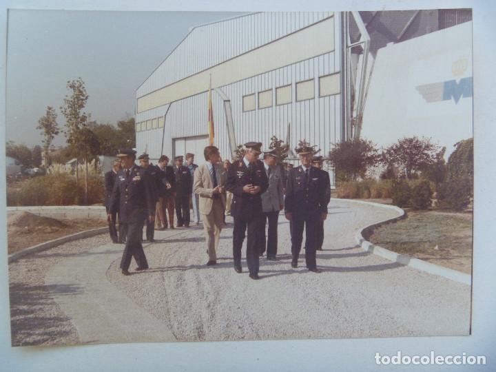 Fotograf&iacute;a antigua: FOTO GENERALES AVIACION  CON OFICIAL DE AVIACION EXTRANJERO EN EL MUSEO DEL EJERCITO DEL AIRE