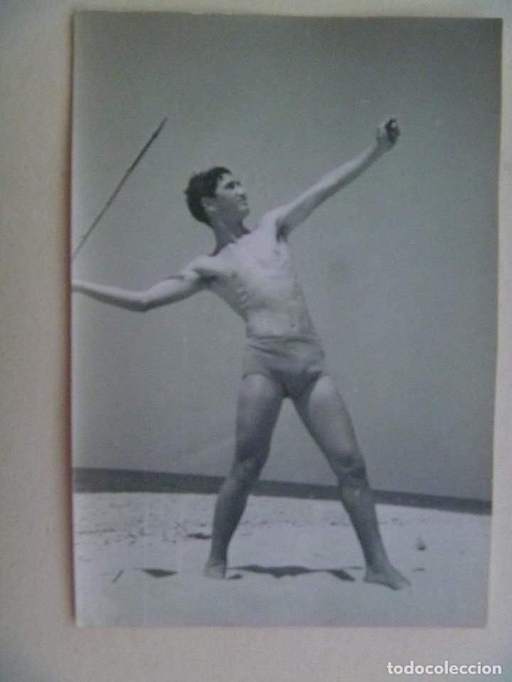Alte Fotografie: FOTO DE JOVEN SEMIDESNIDO LANZANDO UNA JABALINA . ATLETA O POSE