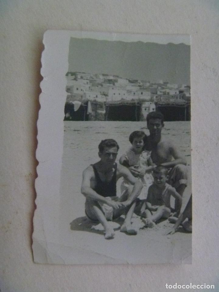 Fotografia antiga: FOTO DE HOMBRES Y NI&Ntilde;OS EN BA&Ntilde;ADOR EN LA PLAYA .