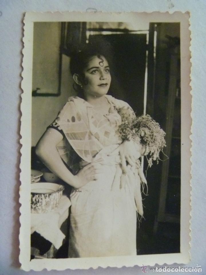 Fotograf&iacute;a antigua: FOTO DE JOVEN DISFRAZADA DE GITANA CANASTERA CON MANOJO DE ZANAHORIAS . A&Ntilde;OS 30