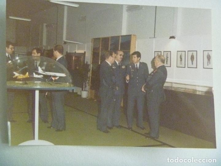 Fotograf&iacute;a antigua: FOTO GENERAL AVIACION  CON OFICIALES EN EL MUSEO DEL EJERCITO DEL AIRE