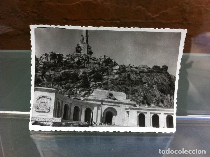 Fotografia antica: FOTOGRAF&Iacute;A (VALLE DE LOS CA&Iacute;DOS. ENTRADA A LA BAS&Iacute;LICA) MEDIDAS: 10 x 7,cm. 1961