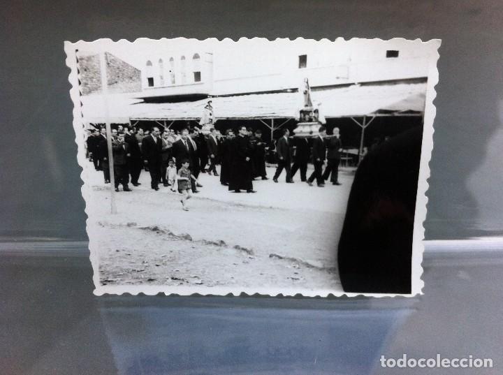 Fotografia antica: FOTOGRAF&Iacute;A DE AGOSTO DE 1960 (PROCESI&Oacute;N EN MELLID, MELIDE) MEDIDAS: 7,5 x 5,5cm. GALICIA