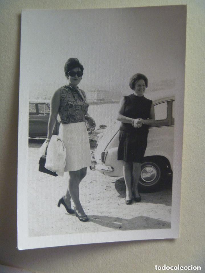 Fotograf&iacute;a antigua: FOTO DE SE&Ntilde;ORITAS  Y COCHE SEAT 600 , SEITA.