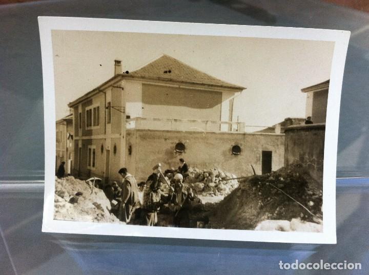 Fotografia antica: FOTOGRAF&Iacute;A (HOMBRES CAVANDO UNA ZANJA). A&Ntilde;OS 60. MEDIDAS: 10 x 7,cm