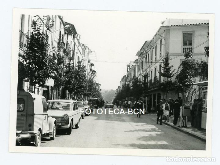 Fotograf&iacute;a antigua: FOTO ORIGINAL ARBUCIES CALLE DE LA POBLACION COCHE SEAT CITROEN RENAULT A&Ntilde;O 1969