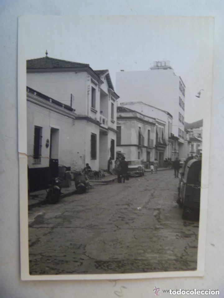 Fotograf&iacute;a antigua: FOTO DE CALLE CON MOTOS ( VESPA , ETC ) Y COCHES ( CITROEN, ETC ) DE EPOCA