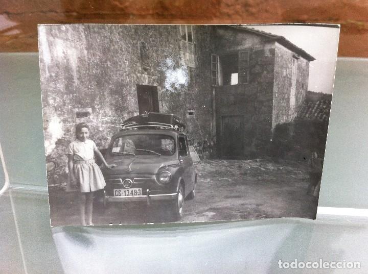 Fotograf&iacute;a antigua: FOTOGRAF&Iacute;A (COCHE SEAT 600) . MEDIDAS: 10,5 x 7,5cm.