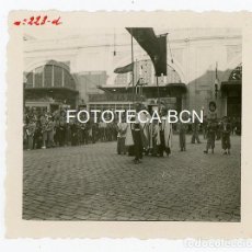 Fotografía antigua: FOTO ORIGINAL BARCELONA ACTO RELIGIOSO ESTACION DE TREN DE FRANCIA TRANVIA AÑO 1942