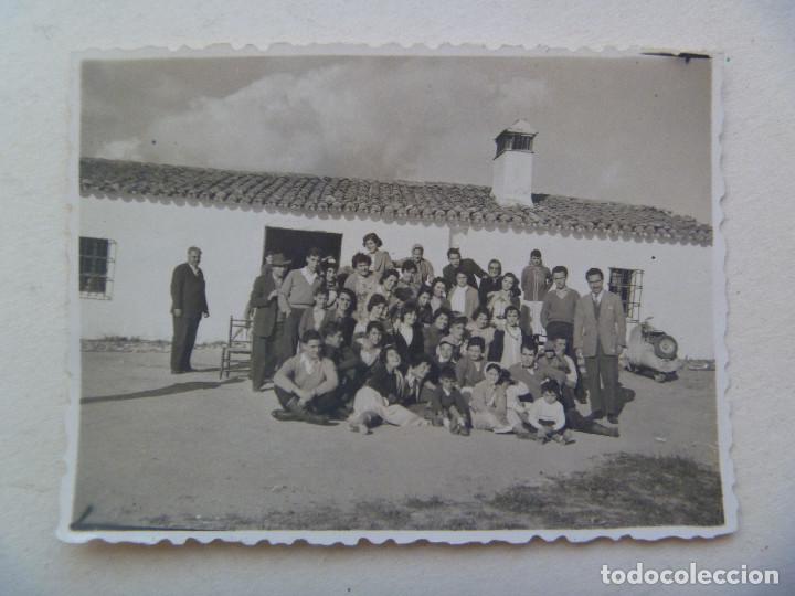 Fotograf&iacute;a antigua: FOTO DE JOVENES EN UN CORTIJO, AL FONDO SE VE UNA MOTO VESPA