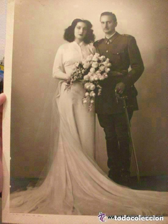 Fotograf&iacute;a antigua: GRAN FOTO DE BODA DE ALFEREZ DE INFANTERIA CON CORDON Y SABLE , A&Ntilde;OS 40 . 24 X 32 CM . DE FOTO ARTE