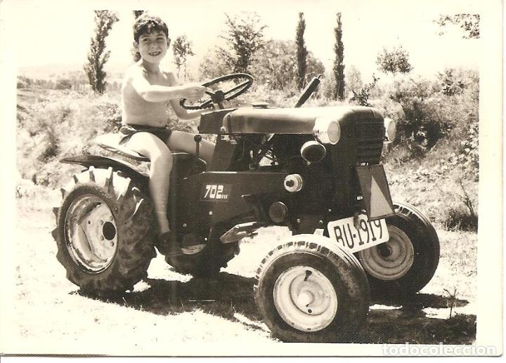 Fotografia antica: FOTO, NI&Ntilde;O SOBRE TRACTOR WHEEL HORSE 702, 7,5X10,5, ORIGINAL