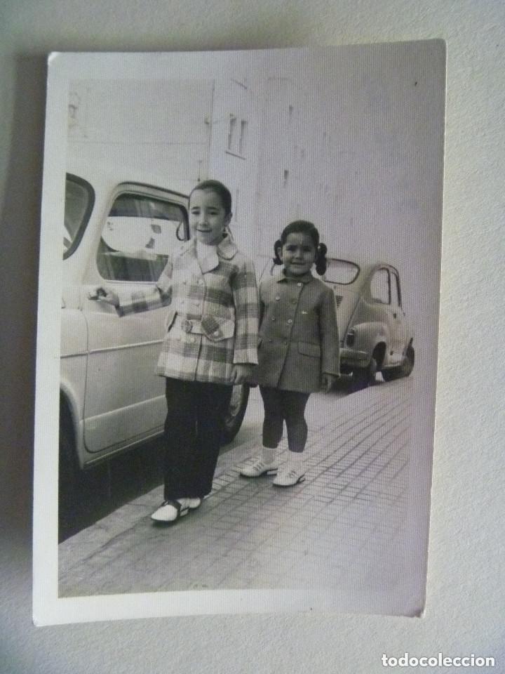 Fotograf&iacute;a antigua: FOTO DE NI&Ntilde;AS, DETRAS HAY DOS  SEAT 600, SEITA. 1970.
