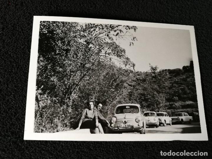 Photographie ancienne: ANTIGUA FOTOGRAF&Iacute;A. COCHE SEAT 600. VARIOS EN EL ARC&Eacute;N. FOTO A&Ntilde;OS 60/70.