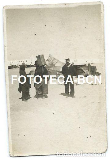 Photographie ancienne: FOTO ORIGINAL VILLA CISNEROS SAHARA ESPA&Ntilde;OL CAMPAMENTO MORO MUJERES PORTEADORAS A&Ntilde;O 1948