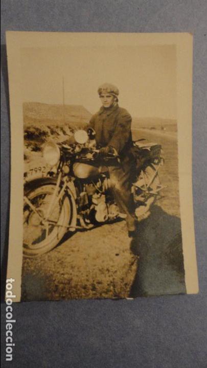 Alte Fotografie: ANTIGUA FOTOGRAFIA.CHICO EN MOTO LAUREANO.TRAYECTO ZARAGOZA-BARCELONA 1930