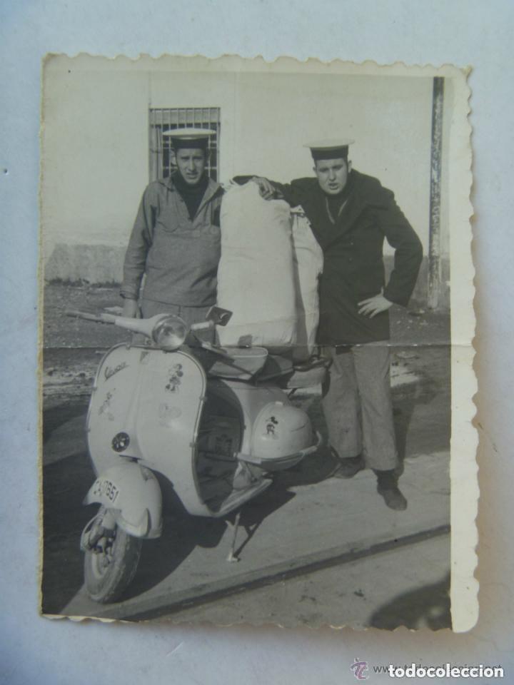 Fotograf&iacute;a antigua: FOTO DE MARINEROS CON PETATE Y LEPANTO EN MOTO VESPA MATRICULA CADIZ CON PEGATINAS DEL RATON MICKEY