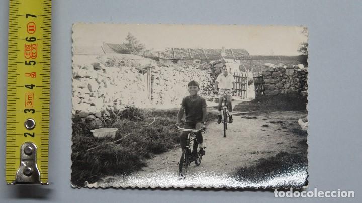 Alte Fotografie: FOTOGRAFIA NI&Ntilde;OS MONTANDO EN BICICLETA