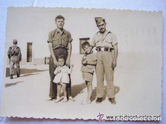 Fotograf&iacute;a antigua: LA LEGION : FOTO  DE LEGIONARIO CON CHAPIRI Y NI&Ntilde;OS. VILLA CISNEROS , 1959