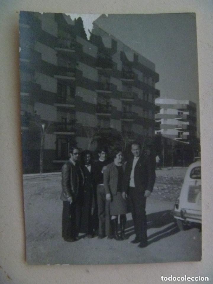 Fotograf&iacute;a antigua: FOTO DE GENTE JUNTO A UN SEAT 600 , UN SEITA.