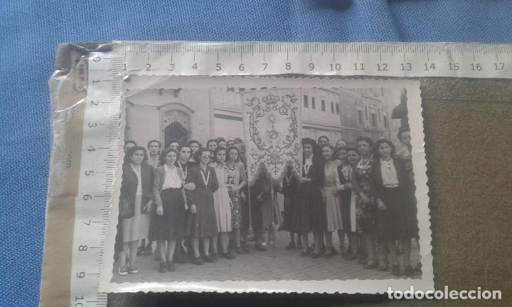 Photographie ancienne: FOTOGRAFIA CON IMAGEN DE UN GRUPO DE SE&Ntilde;ORAS CON UN SIMPECADO SACRAMENTAL DE UNA HERMANDAD