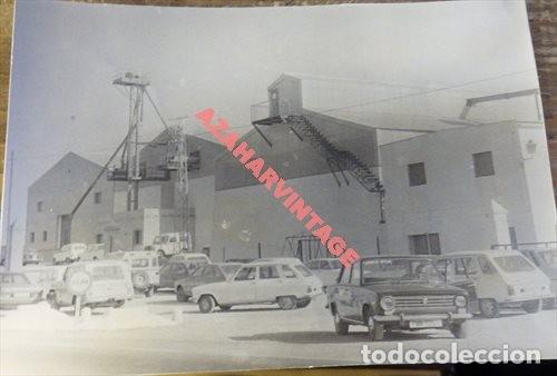 Alte Fotografie: CARMONA, ANTIGUA FOTOGRAFIA FABRICA, COCHES ANTIGUOS, 178X128MM