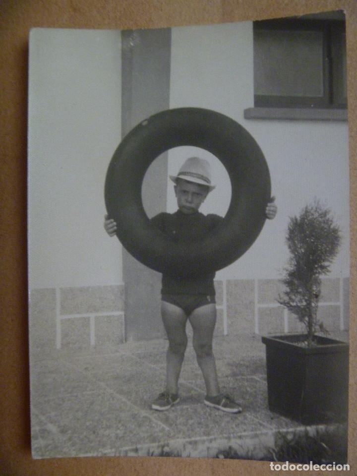 Alte Fotografie: FOTO DE NI&Ntilde;O EN BA&Ntilde;ADOR  CON FLOTADOR. 1968