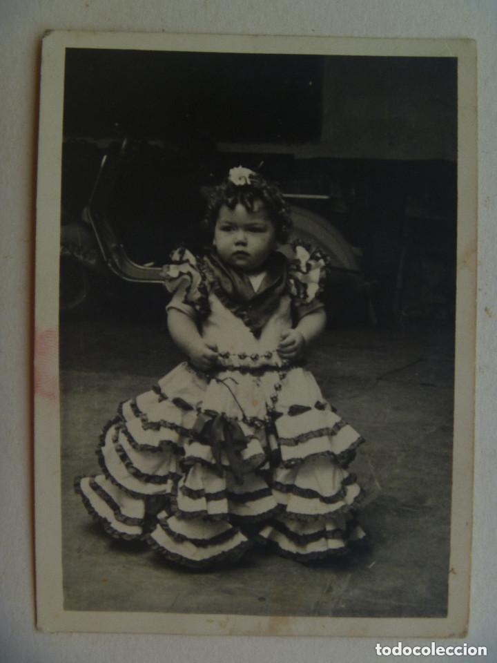 Fotograf&iacute;a antigua: BONITA FOTO DE NI&Ntilde;A VESTIDA DE FLAMENCA Y DETRAS UNA MOTO VESPA.
