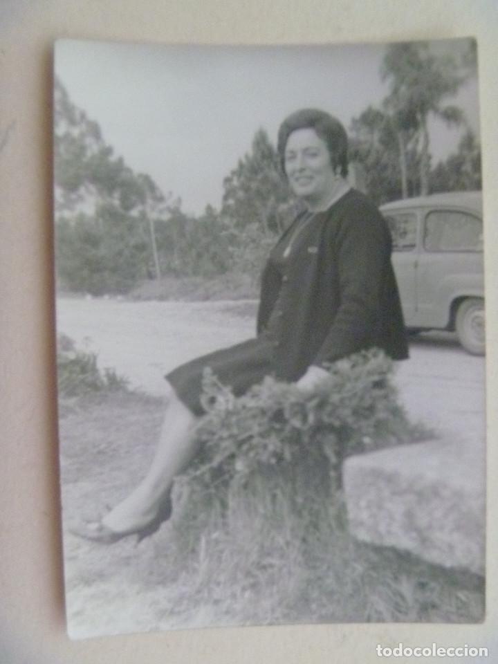 Fotograf&iacute;a antigua: FOTO DE SE&Ntilde;ORA Y DETRAS UN SEAT 600 . VILLAGARCIA, 1965