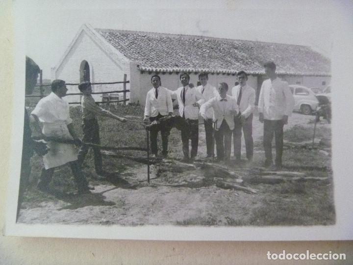 Fotograf&iacute;a antigua: FOTO DE CAMAREROS UNIFORMADOS PREPARANDO UN COCHINILLO AL FUEGO, DETRAS HAY UN SEAT 600