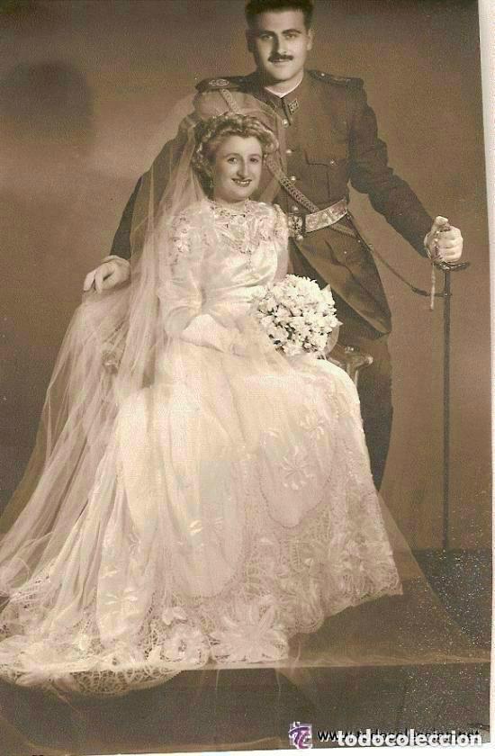Fotograf&iacute;a antigua: BONITA FOTO DE BODA DE ALFEREZ DE INFANTERIA CON CORDON DE LA VICTORIA Y SABLE ... 10 X 15 CM
