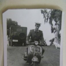 Fotografía antigua: FOTO DE SARGENTO MILITAR EN UNA MOTO VESPA , DETRAS UN JEEP DEL EJERCITO DE TIERRA