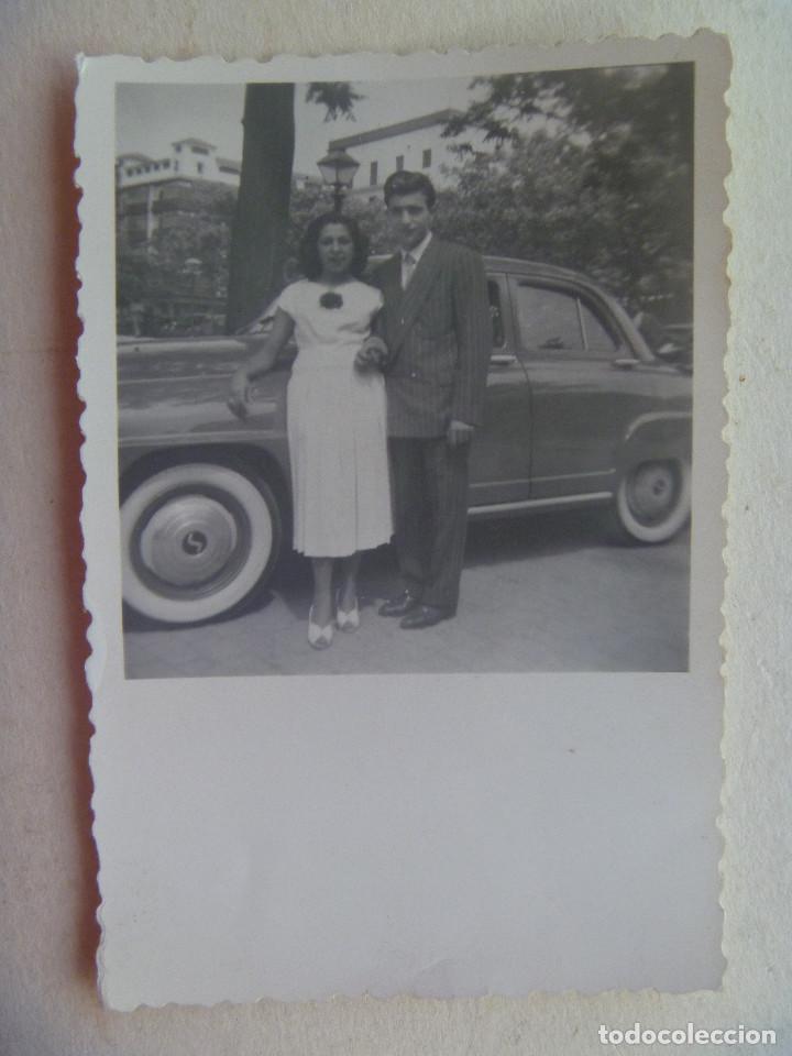 Fotograf&iacute;a antigua: FOTO DE PAREJA ANTE COCHE DE EPOCA