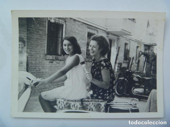 Fotograf&iacute;a antigua: FOTO DE DOS SE&Ntilde;ORITAS MONTADAS EN UNA MOTO VESPA , DETRAS OTRA MOTO DE EPOCA