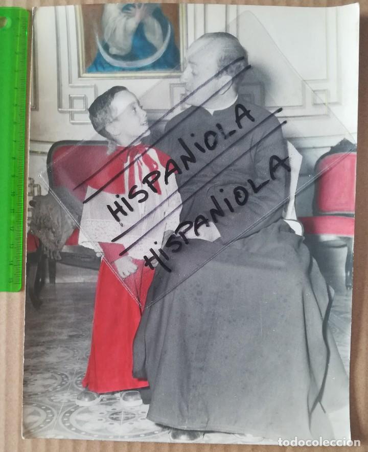 Fotograf&iacute;a antigua: FOTOGRAF&Iacute;A CURA CON MONAGUILLO 1954