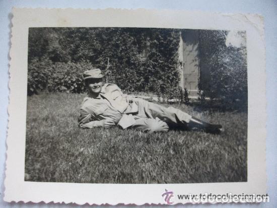 Fotografia antica: FOTO DE MILITAR TUMBADO EN LA HIERBA , DESCONOZCO EL PAIS