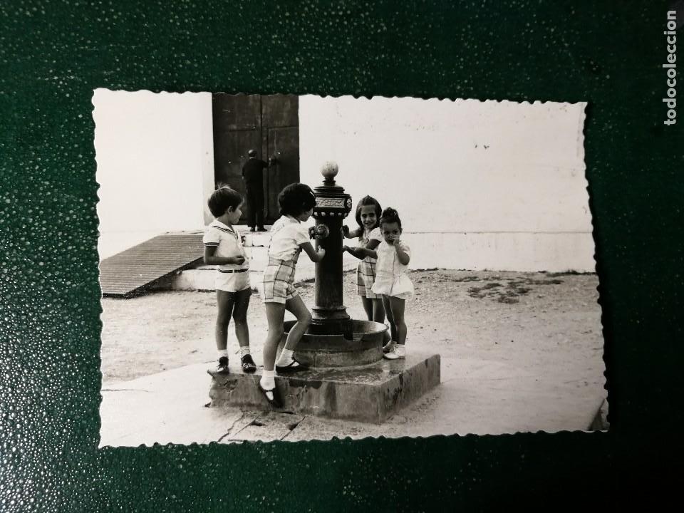 Fotografia antica: Fotograf&iacute;a de alberique. provincia de valencia. ni&ntilde;os en la fuente. foto
