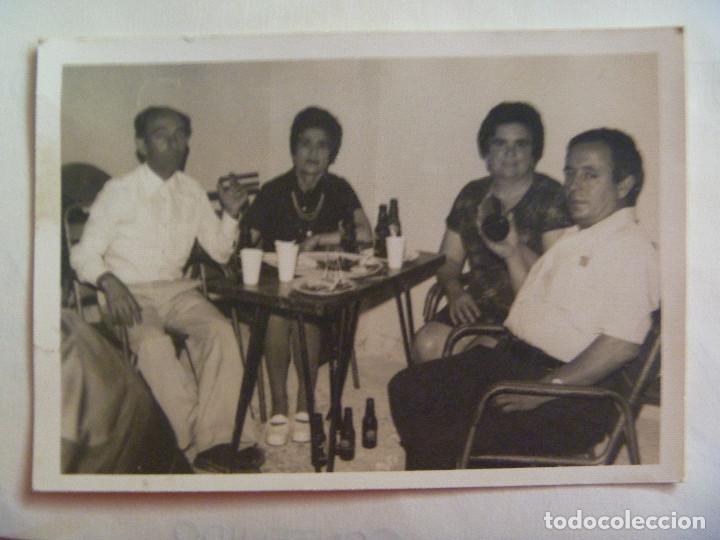 Fotograf&iacute;a antigua: FOTO DE AMIGOS BEBIENDO  BOTELLIN DE CERVEZA CRUZCAMPO , UNO CON PURO