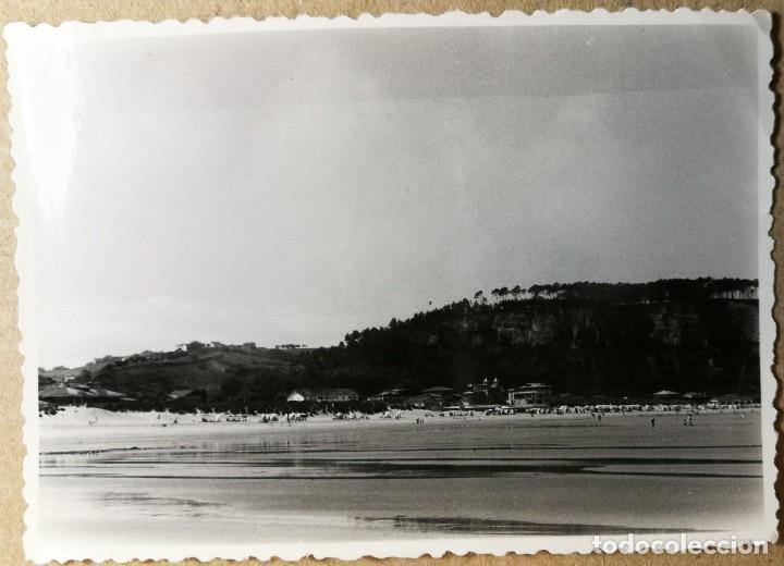 Fotograf&iacute;a antigua: FOTO ANTIGUA ORIGINAL E INEDITA. PLAYA DE SALINAS. FOTOS. A&Ntilde;O 1956. MEDIDAS 102 MM X 72 MM.
