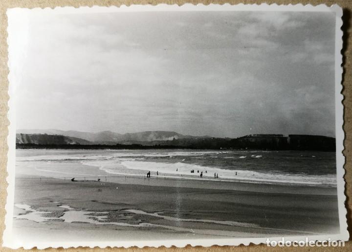Fotograf&iacute;a antigua: FOTO ANTIGUA ORIGINAL E INEDITA. PLAYA DE SALINAS 2. FOTOS. A&Ntilde;O 1956. MEDIDAS 102 MM X 72 MM.