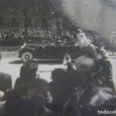Fotografía antigua: FOTO COCHE DE FRANCO Y ESCOLTA GUARDIA MORA . DESFILE DE LA VICTORIA, 1954